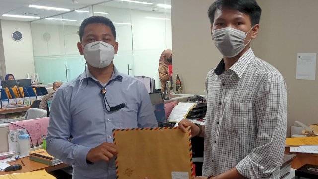 Ketua GAM Sultra Muhammad Syahri (kanan) saat menyerahkan laporan dugaan ilegal mining PT SBP di Tipider Bareskrim Mabes Polri, Kamis (24/02/2022).