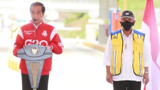 Presiden Jokowi didampingi Menteri PUPR, Basuki Hadimuljono saat meresmikan tol Manado-Bitung, Jumat (25/2/2022). (Foto: Istimewa)