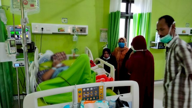 Kondisi Korban AT (68) pasca Operasi dan sementara menjalani perawatan di RSUD Sinjai, Minggu (20/02/2022). (Istimewa)