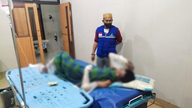 Daeng Lola (50) tahun, terbaring lemah di Rumah Sakit Syekh Yusuf Gowa karena luka bakar yang ia derita.