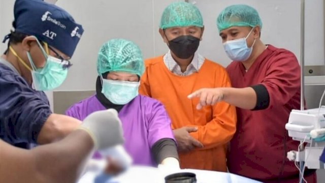Bupati Pohuwato Syaiful A. Mbuinga (baju orange), saat meninjau pelaksanaan operasi bibir sumbing di RSUD Bumi Panua, Minggu (27/02/2022). (Istimewa)