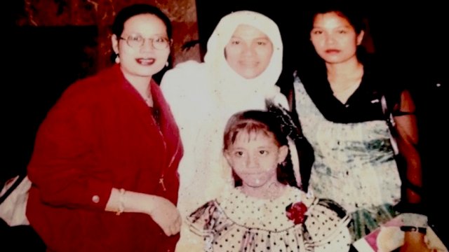 Dorce Gamalama (tengah), Dewi Yull (kiri) dan Ny. Hana Abubakar (istri saya). (Foto. Tahun 1992)