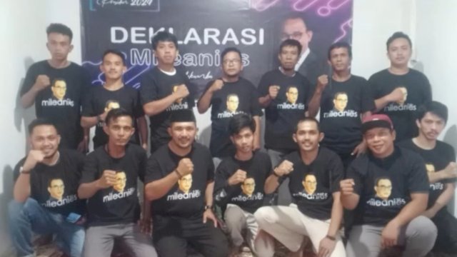 Pemuda-pemuda Kabupaten Bulukumba yang tergabung dalam Jaringan Mileanis24 saat menggelar Deklarasi dukungan terhadap Gubernur DKI Jakarta sebagai Calon Presiden 2024, Sabtu (19/02/2022).