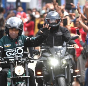 Nikmati Udara Danau Toba yang Masih Segar, Presiden Jokowi Kunker Naik Motor