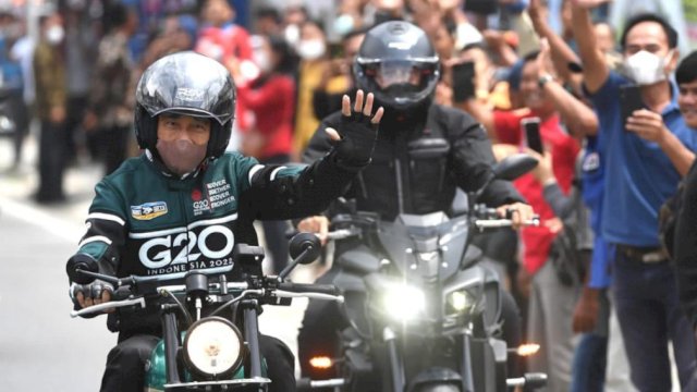 Presiden Joko Widodo, menyapa Masyarakat Kabupaten Toba, Sumatera Utara, saat melakukan kunjungan Kerja dengan menunggangi Sepeda Motor, Rabu (02/02/2022).
