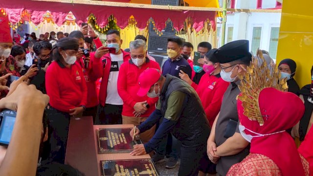 Bupati Luwu Timur, Budiman saat meresmikan Gedung perawatan 1 kamar 1 pasien RSUD I Lagaligo, Rabu (02/02/2022).