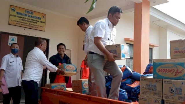 Anggota BPBD saat akan menyalurkan bantuan untuk korban Angin Puting Beliung di Desa Pajukukang, Kecamatan Pajukukang, Kabupaten Bantaeng, Selasa (01/02/2022).
