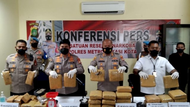 Konferensi Pers Pengungkapan Jaringan peredaran Narkotika Jenis Ganja, di Polres Bekasi Kota, Rabu (02/02/2022).