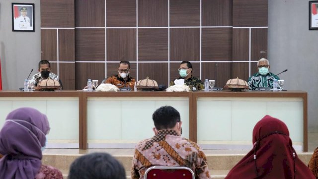 Sosialisasi tentang pengelolaan keuangan daerah, berlangsung di Aula Rumah Jabatan Bupati Luwu Timur, Kamis (03/02/2022).