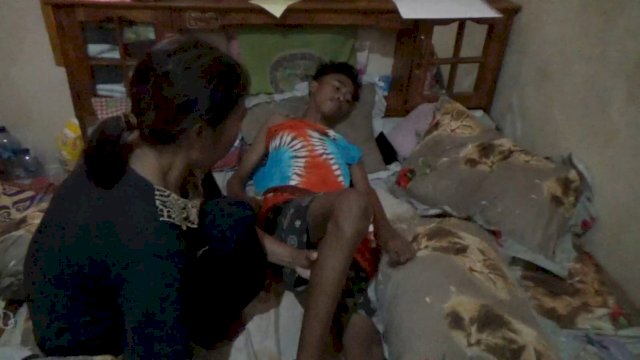 Akbar warga Kecamatan Galesong Utara, Kabupaten Takalar yang menjadi korban penyerangan kelompok geng motor hanya bisa terbaring karena tak bisa jalam akibat terkena busur.