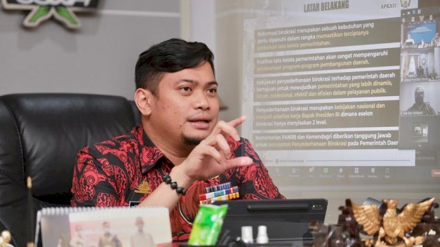 upati Gowa Adnan Purichta Ichsan saat menjadi narasumber Pada Kajian Rutin #14 Majelis Nasional KAHMI secara virtual di ruang kerjanya, di Kantor Bupati Gowa, Kamis (03/02/2022).