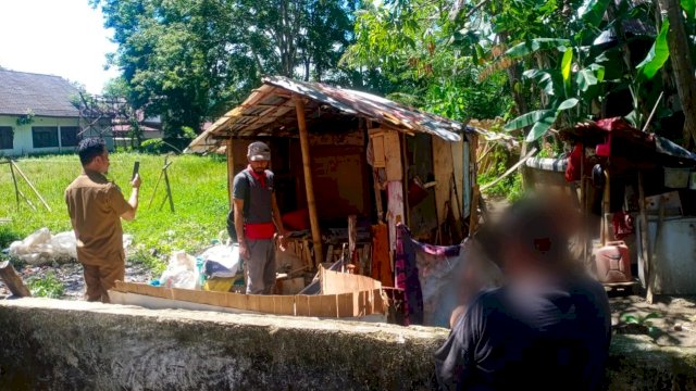 Tim dari Plt Gubernur Sulsel Andi Sudirman Sulaiman saat mendatangido Rumah milik pasangan Suami-Istri, Saharuddin dan Timang di Kelurahan Biringere, Kecamatan Sinjai Utara, Kabupaten Sinjai, Senin (14/02/2022).