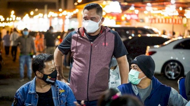Kapolda Metro Jaya Irjen Pol Fadli Imran, berbincang dengan Pengunjung salah satu Setra Kuliner di Jakarta, Sabtu (19/02/2022). (Foto. Humas Polda Metro Jaya)