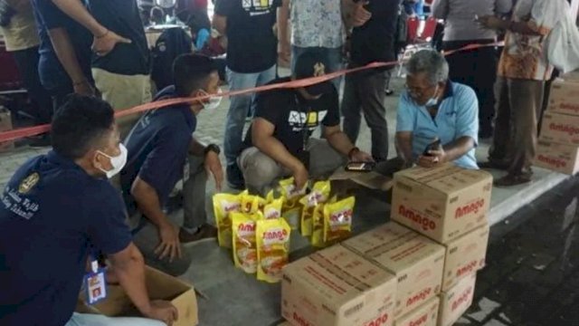 Operasi Minyak Goreng oleh Tim Satgas Pangan Polri, di Lokasi UMKM dan Pasar. (Foto. DIvisi Humas Polri)