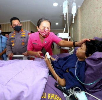 Sinta Aulia&nbsp; Penderita Tumor Kaki Selesai Jalani Operasi Amputasi di RS Polri