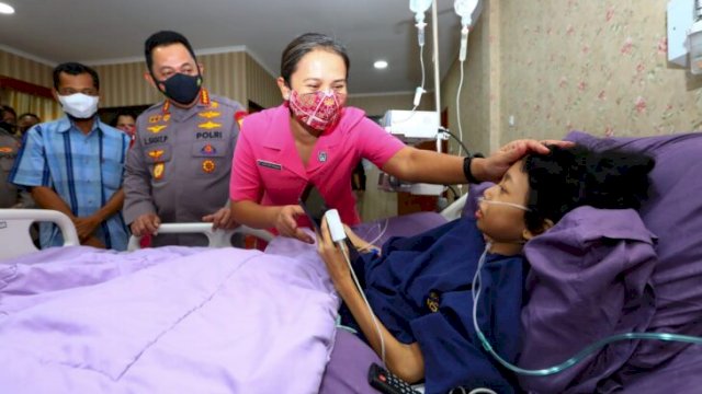 Kapolri Jenderal Pol Listyo Sigit Prabowo bersama Istrinya saat mengunjungi Sinta Aulia Gadis Penderita tumor kaki beberapa waktu lalu di RS Polri. (Istimewa)