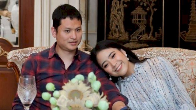 Jessica Tanoesoedibjo bersama kekasihnya Jonathan Natakusuma.