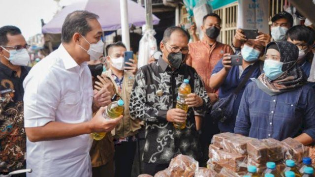 Menteri Perdagangan RI Muhammad Lurhfi (baju putih), saat meninjau stok minyak goreng di Pasar Terong Makassar, Kamis (17/02/2022).