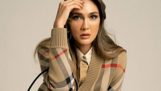 Luna Maya.