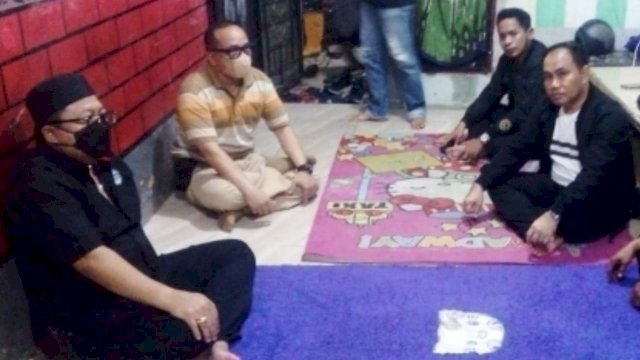 Kabid Propam Polda Sulsel Kombes Pol Agoeng Adi Koerniawan (pakai kacamata baju bergaris), bersama bagian Karimum Polda Sulsel mendatangi rumah IS (13) tahun yang menjadi korban perbudakan seksual oleh Oknum Perwira Polisi berpangkat AKBP di kabupaten Gowa, Senin (27/02/2022) malam.