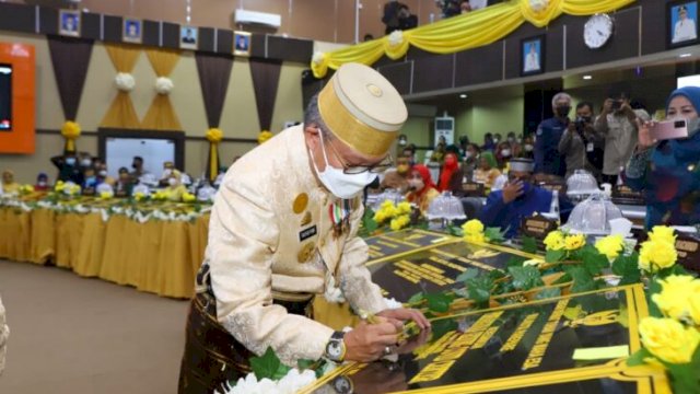 Wali Kota parepare Taufan Pawe, menandatangani Prasasti Peresmian 10 Proyek Pembangunan saat Rapat Paripurna memperingati HUT ke-62 Kota Parepare, Selasa (01/03/2022). (Istimewa)