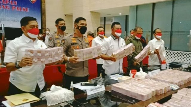 Barang bukti uang palsu ditunjukkan saat press confrence di Bareskrim Mabes Polri, Senin (01/03/2022). (Ist)