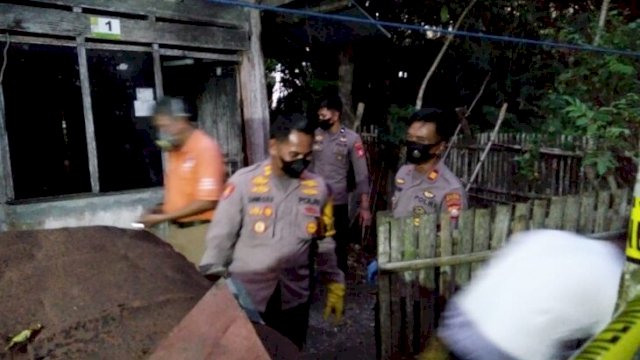 Polisi lakukan evakuasi mayat yang ditemukan warga di kabupaten kepulauan Selayar, Selasa (01/03/2022). (Foto. Andi Rusman/Republiknews.co.id)