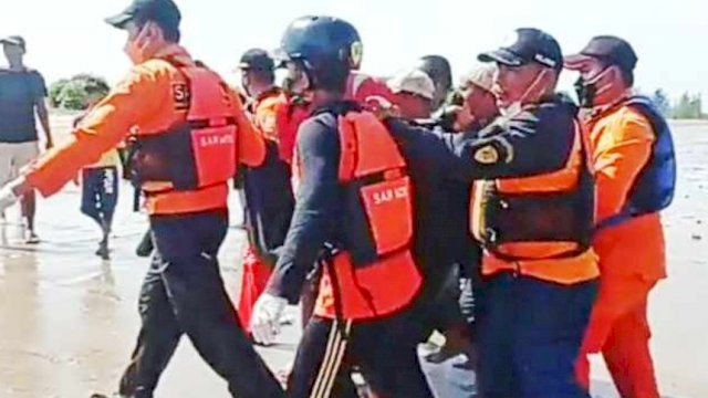 Proses Evakuasi Muslim, nelayan yang tewas tenggelam, Senin (31/02/2022). (Istimewa)