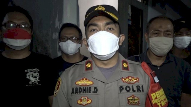 Kapolsek Cengkareng Jakarta Barat Kompol Ardhie Demastyo, diwawancarai awak media, Senin (28/02/2022) malam. (Istimewa)