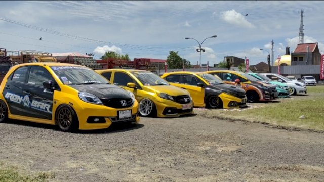 Ratusan mobil berbagai merek dan model tampak terparkir memenuhi Lapangan RMS Land, untuk memperingati Anniversary ke-2 tahun Sulawesi Oto X RMS dengan menggelar Vaksinasi dan berbagi di Kecamatan Pancarijang, Kabupaten Sidrap, Selasa (01/03/2022). (Istimewa)