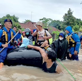 Polda Banten Gerak Cepat Evakuasi Masyarakat Terdampak Banjir di Kota Serang