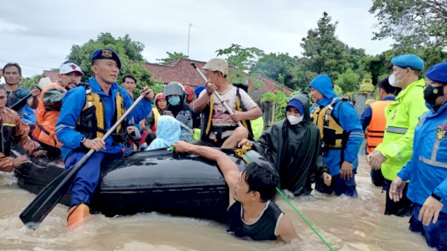 Personel Polda Banten dan jajarannya telah disiagakan dan dikerahkan sesuai dengan instruksi Kapolda Banten tentang Antisipasi Bencana, Selasa (01/03/2022). (Istimewa)