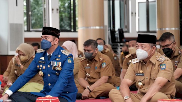 Bupati Gowa Adnan Purichta Ichsan, bersama Wakil Bupati Abdul Rauf Malaganni, saat menghadiri peringatan Isra Mi'raj Nabi Muhammad SAW 1443 Hijriah secara hybrid (luring dan daring) di Baruga Karaeng Galesong, Kantor Bupati Gowa, Selasa (01/03/2022). (Istimewa)