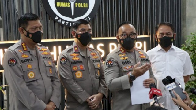 Kadiv Humas Polri Irjen Pol Dedi Prasetyo, saat memberi keterangan terkait kasus Nurhayati di Mabes Polri senin (01/03/2022). (Istimewa)