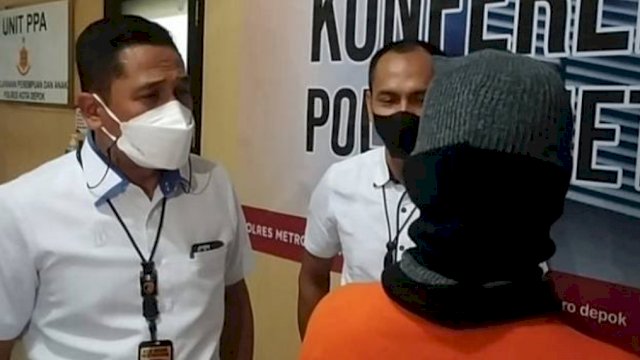 Ayah pelaku pemerkosa anak kandung, berinisial A saat diamankan di Polres Depok, Selasa (1/3/2022). (Foto: Istimewa)