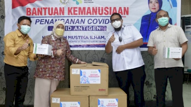 Anggota Komisi IX DPR RI Aliyah Mustika Ilham, saat menyerahkan bantuan Rapid Antigen kepada Direktur RS Pertiwi Andi Mappatoba, Selasa (01/03/2022). (Istimewa)
