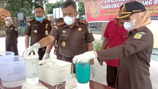 Pemusnahan Barang Bukti Narkoba jenis Sabu dan Pil Ekstasi dengan cara diblender, berlangsung di Halaman Kantor Kejaksaan Negeri Sidrap, Rabu (02/03/2022).
