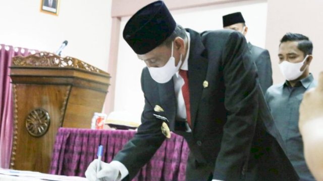 Bupati Wajo, Amran Mahmud menandatangani nota kesepahaman antara Kementerian Hukum dan HAM, Rabu (02/03/2022). (Ist)