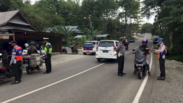 Petugas gabungan memeriksa kartu vaksinasi pengendara yang hendak keluar masuk kabupaten Soppeng Sulawesi Selatan, Rabu (02/03/2022). (Foto. Yusuf/Republiknews.co.id)