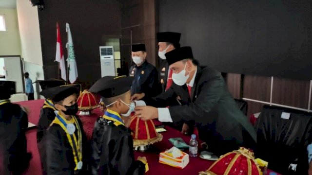 Bupati Wajo Sulawesi Selatan menghadiri wisuda Santri IV TK-TPA LPPTKA BKPRMI, Rabu (02/03/2022). (Ist)