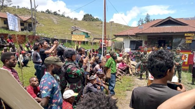 Aksi unjuk rasa masyarakat Puncak, Papua. Massa menuntut agar Kapolsek dan Danramil Sinak tidak diganti, Rabu (02/03/2022). (Ist)