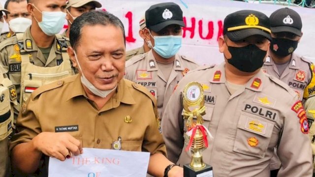Mahasiswa Cilegon memberikan piala bertuliskan The King Of Gimmick diterima Asda 1 Kota Cilegon Tatang selasa (1/3/2022) foto: ist