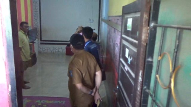Kepala Balai Gau Mabaji Kementerian Sosial Kabupaten Gowa, Subhan Kadir, mengunjungi rumah is (13) korban disetubuhi oleh Perwira Polisi Berpangkat AKBP, Rabu (02/03/2022). (Foto. Wawan Setiawan)