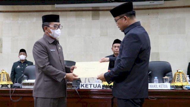 Sekda Luwu Timur, Bahri Suli serahkan satu buah Ranperda ke Ketua DPRD Luwu Timur, Aripin.