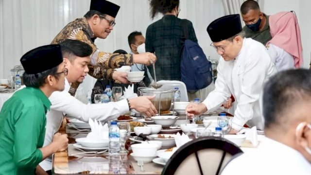Wakil Ketua DPR RI Bidang Kesejahteraan Rakyat Abdul Muhaimin Iskandar atau Cak Imin (kanan) saat menikmati hidangan coto khas Kabupaten Gowa di Rujab Bupati Gowa, Jalan Beringin, Rabu (02/03/2022). (Istimewa)