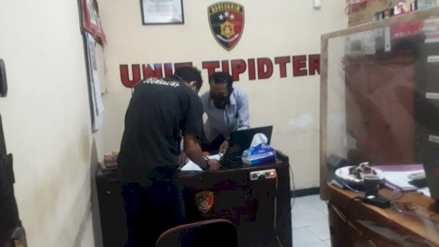Pemeriksaan Jurnalis Pos Kupang Amar Ola Keda Kabelen di Polres Flores Timur, Rabu (02/03/2022). (Istimewa)