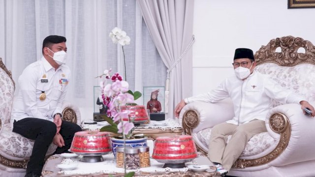Wakil Ketua DPR RI Bidang Kesejahteraan Rakyat Abdul Muhaimin Iskandar atau Cak Imin (kanan) saat bersilaturahmi bersama Bupati Gowa Adnan Purichta Ichsan di Rumah Jabatan Bupati Gowa, Rabu (02/03/2022). (Istimewa)