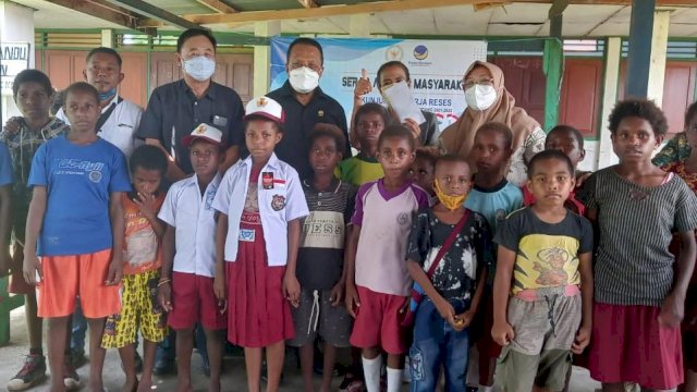 Para siswa SD Nusantara I Merauke bersama para Wakil Rakyat. (Foto. Hendrik/Republiknews.co.id)