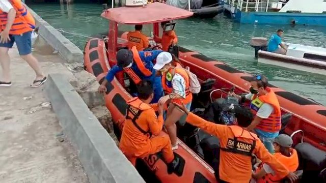 Penumpang KM Noah berhasil dievakuasi dan tiba di Pelabhuan Labuan Bajo oleh tim Sar gabungan, Rabu (02/03/2022) sekitar pukul 11.30 WITA. (Foto. Humas Kansar Maumere)