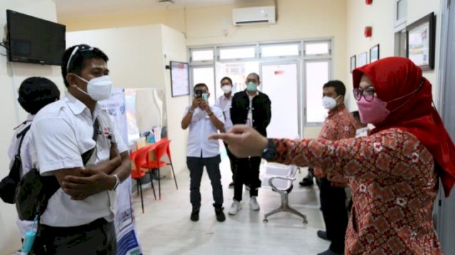 Rombongan PMI Kota Makassar diterima oleh Direktur Politeknik Akbara dr Titis Wahyuono, saat tiba di Surakarta, Kamis (03/03/2022). (Ist)